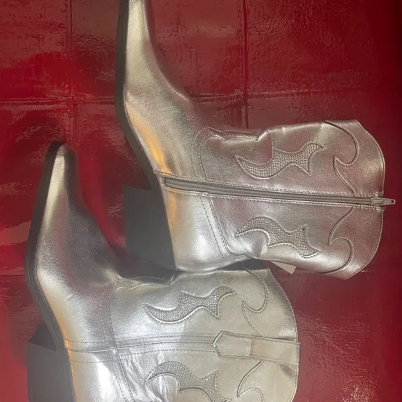 Cowgirl boots silver brand new and bedazzled - Picture 4 of 8